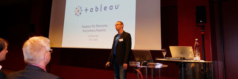 Jan Skorczyk, Vertriebsleiter DACH bei Tableau Deutschland, begrüßt die Besucher des Informationstages in München.