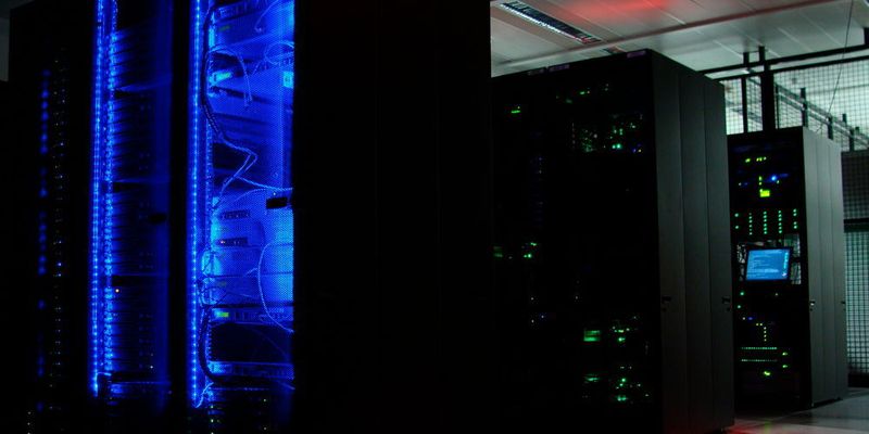 In dem Rechenzentrum von IBM Kassel werden große Mengen an Webseiten und Bildern aus dem Netz sowie E-Mails nach versteckten Bedrohungen untersucht.