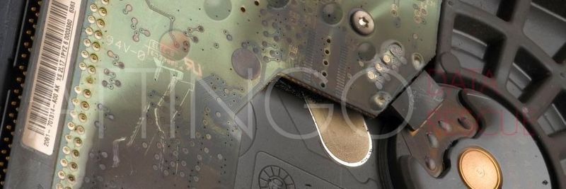 Defekte Festplatte: Ausschnitt einer verbrannten pcb mit Übergang zur Spindel einer Festplatte