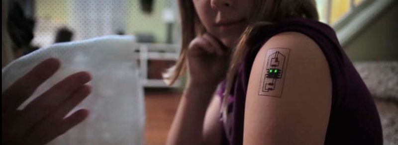 Leiterplatten als temporäre Tattoos: Ein Verbund an Biosensoren, einem Mikrocontroller und einem Bluetooth-Low-Energie-Modul wird mittels leitfähiger Tinte zu einem geschlossenen System verbunden und auf die Haut geklebt.