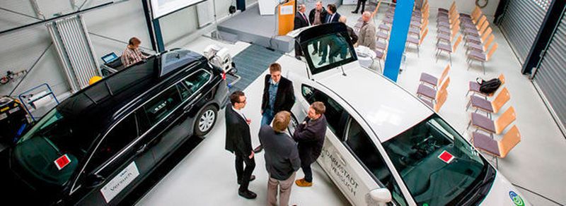 Die TU Darmstadt hat an ihrem Institut für Verbrennungskraftmaschinen und Fahrzeugantriebe ein Demo-Zentrum für Elektromobilität und Hybridtechnik eröffnet.