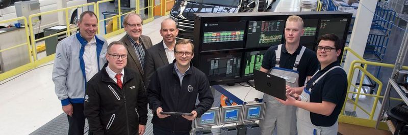 Volker Loebe (Projektleiter Digitalisierung in der Berufsausbildung für die deutschen Volkswagen Werke), Jürgen Jaskolla (Leiter für Fertigungsautomation), Walter Deterding (Betriebsrat Volkswagen Nutzfahrzeuge), Olaf Böker ( Leiter der Volkswagen Akademie Hannover), Rando Ballmann (Projektleiter) und Jannes Ditloff (23, li.) sowie Dennis Schwertfeger (21) beide Auszubildende Elektroniker für Automatisierungstechnik (3. Ausbildungsjahr) an der selbstgebauten Schalt-Tafel mit Komponenten für die Zentrale Anlagenüberwachung (v.l.n.r.).