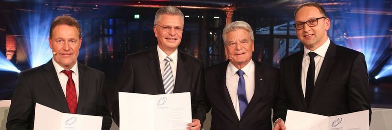 Von Bundespräsident Joachim Gauck in den „Kreis der Besten“ aufgenommen: Dipl.-Ing. (FH) Peter Sander (Airbus Operations GmbH, Hamburg), Prof. Dr.-Ing. Claus Emmelmann (LZN Laser Zentrum Nord GmbH, Hamburg) und Dipl.-Ing. (FH) Frank Herzog (Concept Laser GmbH, Lichtenfels) (v.l.n.r).