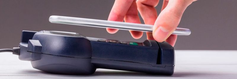 Andere Länder machen es vor: Bargeldloses Bezahlen mit NFC-fähigen Smartphones muss Standard werden – auch an deutschen Kassen.