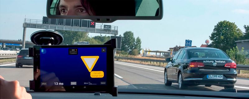Teile der Autobahn A9 sind ein „digitales Testfeld“ für die Car2Car-Kommunikation. Im November stellten die beteiligten Projektpartner zwei Anwendungen vor.