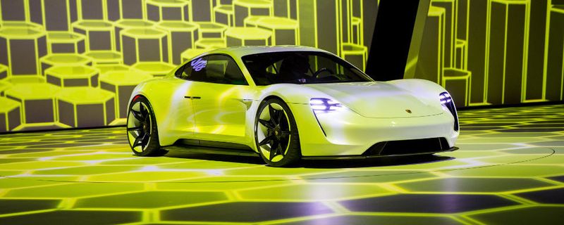 Porsche setzt auf die Elektromobilität: Mit Investitionen in Höhe von einer Milliarde Euro in die Standorte Zuffenhausen und Weissach hat der Automobilhersteller grünes Licht für die Emissionsarme Fortbewegung gegeben.