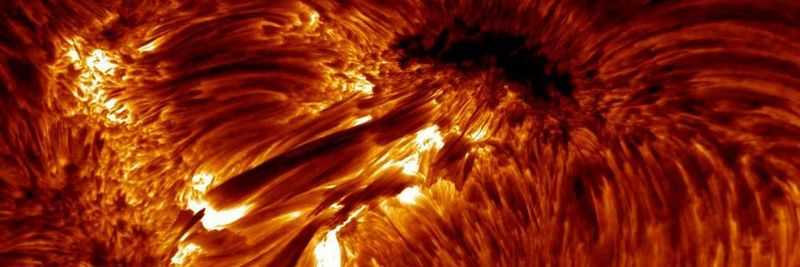 Magnetische Feldlinien sind am besten in H-Alpha Aufnahmen zu erkennen. Das Bild wurde vom Schwedischen Solarteleskop auf La Palma erfasst.