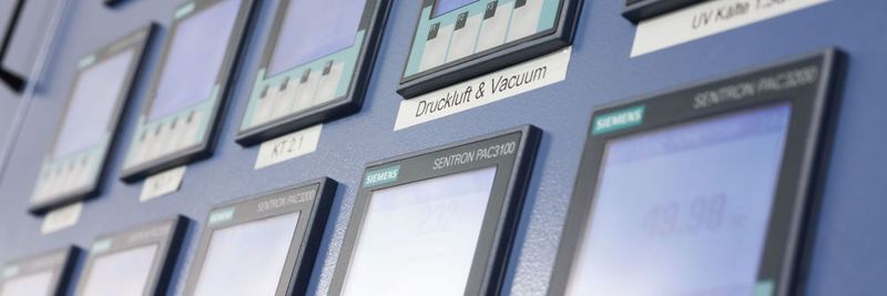 Die Messung von elektrischen Energiedaten wie Spannungen, Strömen, Leistungen, Energiewerten und Frequenzen erfolgt direkt über Messgeräte aus dem Siemens Sentron-Portfolio.