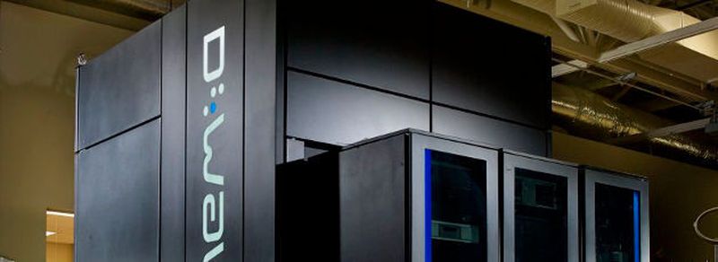 Quantencomputer von D-Wave Systems: 2013 kauften Google und die NASA gemeinsam das System, das eine Rechenleistung von 512 Qbits erbringen soll. Laut Google könne das Unternehmen nun bestätigen, dass das System in der Lage ist, bestimmte Rechenaufgaben 100 Millionen mal schneller als auf herkömmlichen Computern durchzuführen.