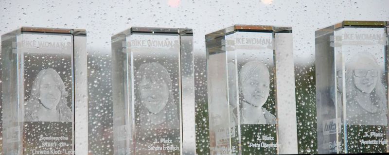 Außergewöhnliche Preise bedürfen außergewöhnlicher Pokale: der Award "Bike Woman of the year" 2015