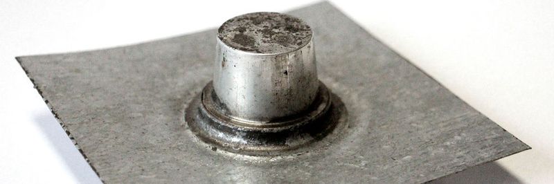Versuchsbauteil: Dass sich Blech- und Massivelemente gleichzeitig umformen und fügen lassen, haben IPH-Ingenieure bereits bewiesen. Jetzt entwickeln sie das Verfahren weiter.
