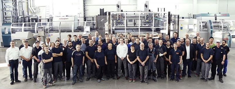 Die Belegschaft von Garant Productions vor der neuen Salvagnini-Maschine