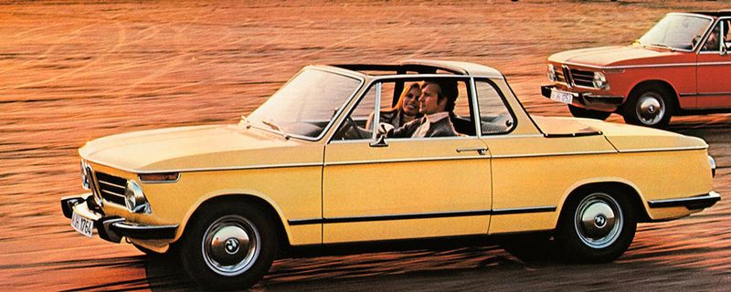 Im jahr 1971 war der Produktionsstart für das bei Baur gefertigte 2002 Cabriolet mit feststehendem Überrollbügel.