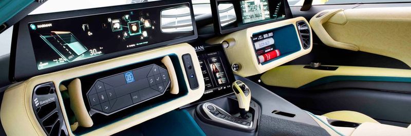 Das Konzeptfahrzeug „Ʃtos“ von Rinspeed ist mit einem versenkbaren Lenkrad von ZF TRW ausgestattet. Während einer automatisierten Fahrt könnte der Fahrer das Lenkrad einfach ins Armaturenbrett einklappen und sich so Raum für andere Aktivitäten verschaffen.