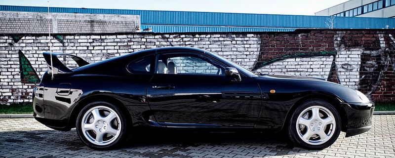 Der Toyota Supra zeigt überraschend viele Facetten. Wir haben ein originales Exemplar aufgetrieben und dem zum Oldie reifenden Youngtimer auf den Zahn gefühlt.