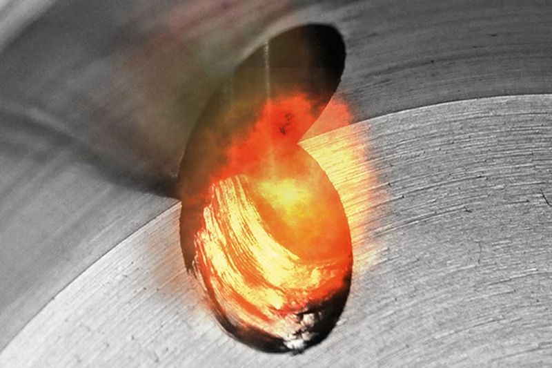 Mittels thermischen Entgratens lassen sich Grate auch an schwer zugänglichen Stellen, beispielsweise in Bohrungen, gut entfernen.