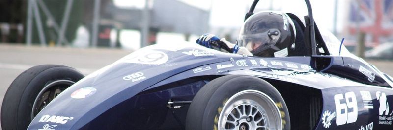 Das Hawks Racing Team der Hochschule für angewandte Wissenschaften Hamburg nutzt Industriegasfedern für die Pedale im Cockpit ihres Formel Student Rennwagens.