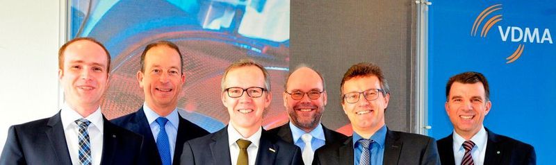 Der AG-Vorstand von links: Marc Kirchhoff (Trumpf), Nicolas Beyl (Krauss-Maffei), Matthias Graf (Dieffenbacher), Klaus-Peter Welsch (Geiss), Peter Egger (Engel Austria) und Jochen Schmidt (Karl Mayer Malimo). Ein weiteres Mitglied, Lothar Gräber von Schuler Pressen, war leider verhindert.