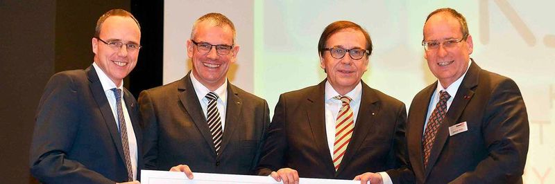 Innenminister Peter Beuth, Direktor Matthias Drexelius (Hessischer Landkreistag), Geschäftsführender Direktor Karl-Christian Schelzke (Hessischer Städte- und Gemeindebund) sowie Direktor Bertram Huke von der ekom21 (v.l.n.r.)