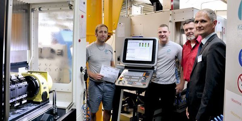 Das Team um den Technischen Leiter Horst Lindner (2.v.r.) entwickelte einen effizienten Fräsprozess mit Mehrfachspannung und Rotationsmöglichkeit. Im Bild von links nach rechts: Stefan Riese (Fertigungsleiter Fräsen), Stefan Koch (Fertigungstechniker Industrial Engineering), Horst Lindner (Technischen Leiter / Prokurist) und Joachim M. Müller (Vertriebsleiter Nikken Deutschland ).