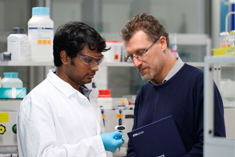 Raffaele Mezzenga (rechts) und Sreenath Bolisetty begutachten im Labor eine Probe ihrer neuartigen Filtermembran.