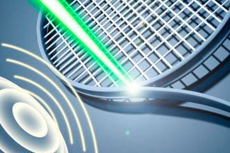 Per Ultraschall und Laser werden verstärkende Fasern in das Werkstück eingebracht.