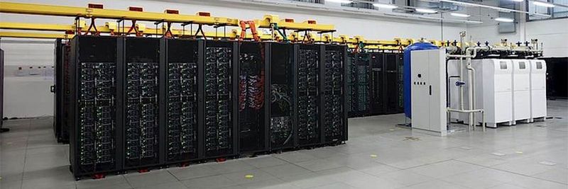 Beim Rechen-Cluster CooLMUC-2 sorgen sechs Adsorptionskältemaschinen von Sortech dafür, dass die beim Rechnen erzeugte Abwärme zur Kälteproduktion verwendet wird.