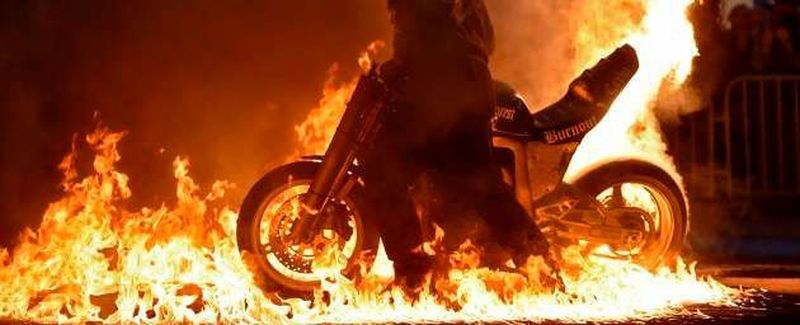 Burnout am Bodensee: Messe Friedrichshafen heizt den Fans zum Saisonstart ein.