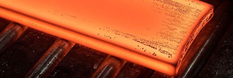 Zur Herstellung des Verbundwerkstoffs Tribond werden Brammen aus verschiedenen Stahlsorten miteinander warmgewalzt.