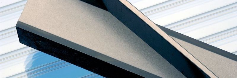Der aus drei Schichten aufgebaute Werkstoff Tribond besteht aus einer Kombination aus höchstfestem Stahl in der Mitte und duktilem außen.
