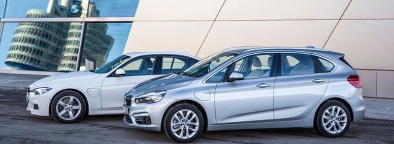 BMW macht das Volumensegment elektrisch: Mit dem 225xe und 330e wollen die Münchener zwei starke und sparsame Plug-in-Hybrid-Alternativen auf den Markt bringen.