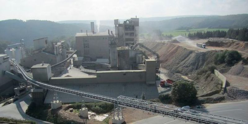 Der Pipe Conveyor passt sich dem Unternehmen zufolge perfekt an die örtlichen Gegebenheiten des Werks an.