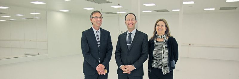 Ihnen steht die Vorfreude ins Gesicht geschrieben: (v.l.n.r.) Dr. Heiko Kaczorowski, Dr. Ralph Hermann und Dr. Birgit Fischer im neuen, noch leeren Reinraum von Inpac Medizintechnik.