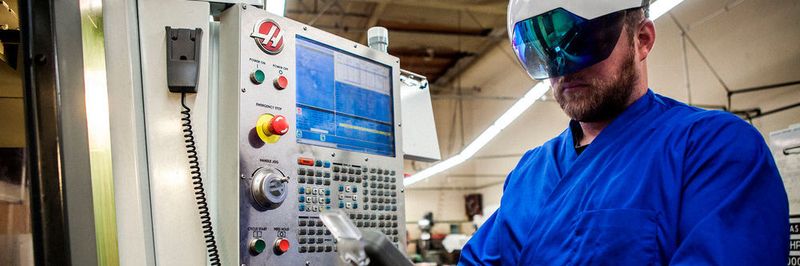 Der Smart Helmet der mit integrierter Datenbrille, mehreren 360-Grad-Kameras, WLAN, Bluetooth, GPS, Solid-State-Speicher und Infrarot-Sender ausgestattet ist: Er blendet die Anlagen-, Engineering- oder Betriebsinformationen direkt ins Blickfeld des Nutzers ein – grafisch aufbereitet und leicht zu verstehen