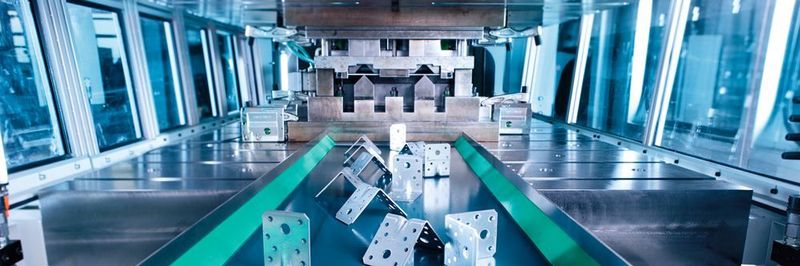 Die Holzverbinder-Fertigung erfolgt mithilfe zweier Materialstreifen.