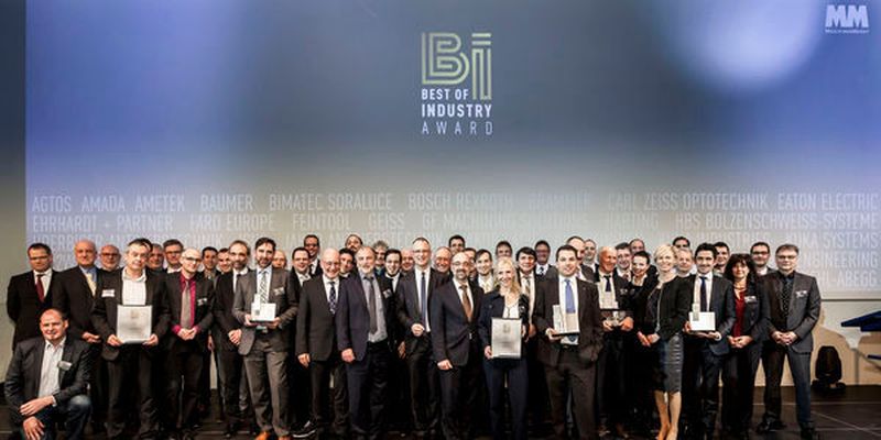 Die Sieger, die Nominierten und die Laudatoren auf der Bühne. In festlichem Rahmen bei einem gelungenen Gala-Abend wurden die Preise übergeben.