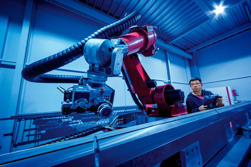 Laserhärten mittels Sechs-Achs-Roboter: Präzise, verzugsarm und prozesssicher, für Bauteile von gross bis klein.