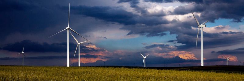 Die Windparks laden monatlich bis zu einem festgelegten Stichtag Daten über standardisierte Formate hoch. Das sind zum einen finanzielle Kennzahlen. Zum anderen handelt es sich um technische Daten aus den SCADA-Systemen der einzelnen Windenergieanlagen.