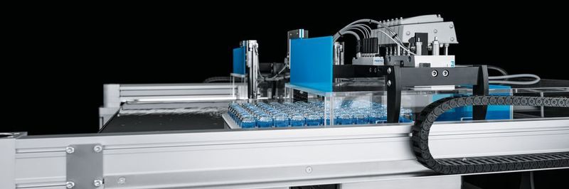 Bei der Übergabe von einem Kryostat zum anderen zieht ein Elektromagnet die Trägerplatte in Wirkrichtung der Magnetschienen auf den nächsten Kryostaten.