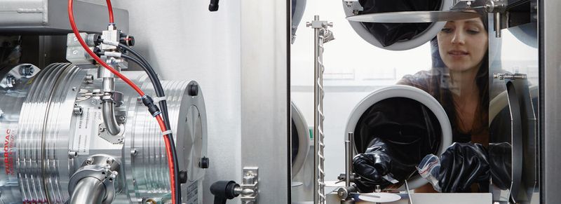 Abb.1: Blick in den Innenraum einer Vakuumkammer, in der zahlreiche Prozessschritte unter Hochvakuum durchgeführt werden (links im Bild sieht man die Vakuumpumpe).