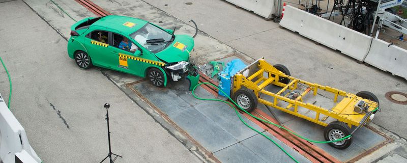 Der ADAC hat ein neues Crashtestverfahren entwickelt, mit dem sich Frontalzusammenstöße zweier Pkw realer abbilden lassen.