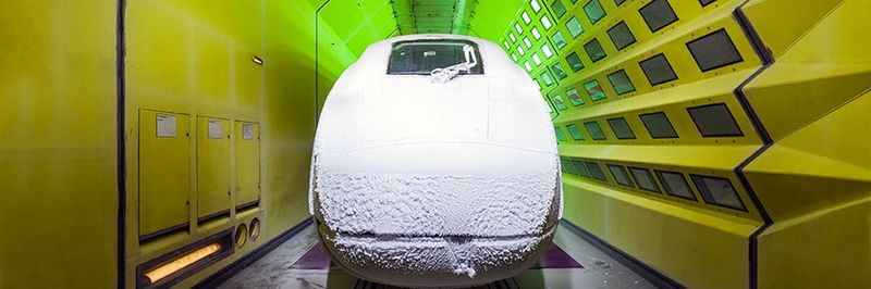Schneeverwehungen und Vereisung stellen die komplexe Technik des ICE 4 vor besondere Herausforderungen. Türen, Bremsen, Luftansaugung – alles muss einwandfrei funktionieren. Bei den Klimatests werden deshalb zahlreiche sogenannte Funktionstest durchgeführt. Auch bei tiefen Temperaturen müssen die Bordküche und die WCs reibungslos funktionieren. Hier werden höchste Anforderungen an den Zug gestellt, da in beiden viele wasserführende Bauteile zu finden sind. Auch bei minus 25 Grad darf kein Bauteil einfrieren und alle Geräte müssen zuverlässig arbeiten. Im RTA wird daher auf Herz und Nieren geprüft, ob bei minus 25 Grad alle Funktionen unter simulierten Betriebsbedingungen arbeiten.