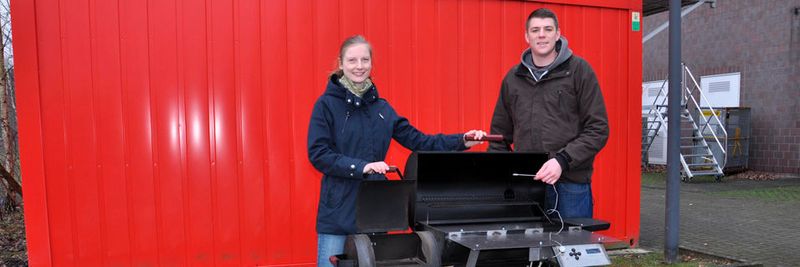 Die Studierenden Inga Meyenborg und Lukas Niemeyer mit dem ersten Prototypen ihres intelligenten Grills.