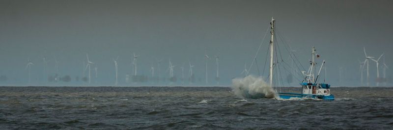 Je nach Wetterlage erreicht die Windgeschwindigkeit hinter Offshore-Parks erst nach zehn bis 100 km ihren ursprünglichen Wert: Mögliche Auswirkungen auf andere Parks und örtliches Klima untersucht das Projekt WIPAFF.