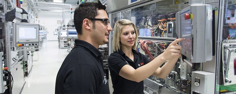 Lean & Green: Alle Erkenntnisse und Erfahrungen im Shop Floor werden in eine weltweite Wissensdatenbank eingepflegt. Die Mitarbeiter befüllen das System mit bewährten Lösungsvorschlägen.