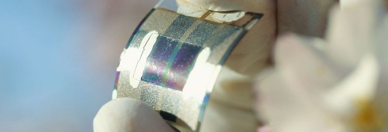 Abb. 1: Die mechanische Flexibilität organischer Solarzellen und die freie Wahl der Farbe eröffnen viele neue Anwendungen. Die Energierücklaufzeit von nur wenigen Monaten ist konkurrenzlos.