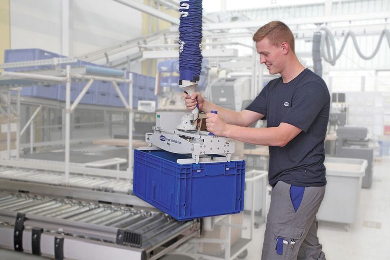 Der Vakuum-Schlauchheber Jumbo mit Kistengreifer von Schmalz – für eine ergonomische Handhabung von genormten Kleinladungsträgern.