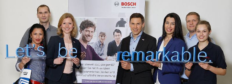 Jobkampagne für 14000 neue Akademikerstellern: Im Lauf des Jahres will sich Bosch unter dem Leitsatz „Let’s be remarkable“ mit einem neuen Arbeitgeberauftritt präsentieren. Das Foto zeigt Bosch-Beschäftigte mit Personalchef Christoph Kübel (4.v.r) und Personalmarketingexpertin Daniela Huber (3.v.l.) bei der Vorstellung eines Kampagnenmotivs.