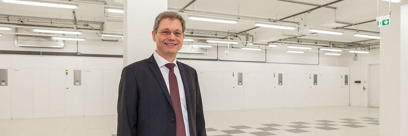 Peter Knapp, Geschäftsführer von Interxion Deutschland, eröffnet das zehnte und bislang größte Rechenzentrum von Interxion in Deutschland.