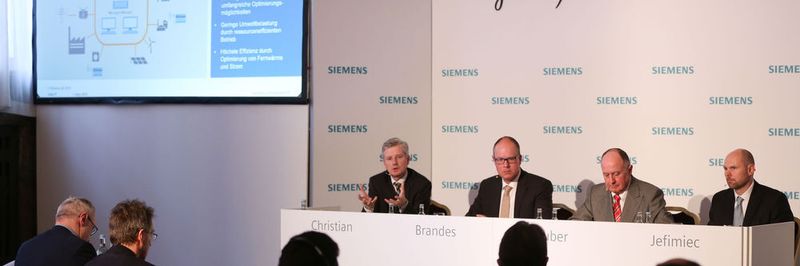 Am Dienstag, den 1. März, fand die Pressekonferenz im Vorfeld der Hannover Messe statt. Das Foto zeigt von links nach rechts: Ralf Christian, CEO der Division Energy Management, Dr. Jürgen Brandes, CEO der Division Process Industries and Drives Division, Anton S. Huber, CEO der Division Digital Factory, und Moderator Peter Jefimiec.